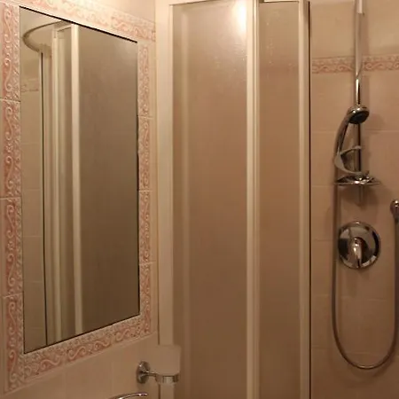 Napoleon ホテル ポントレーモリ